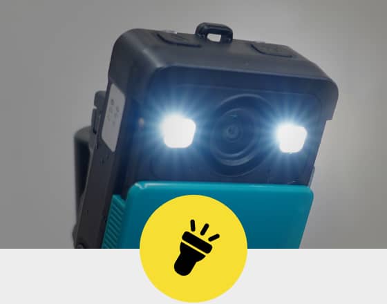 LEDライトを点灯するウェアラブルカメラ