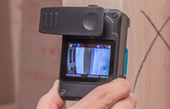 ウェアラブルカメラの背面ディスプレイ