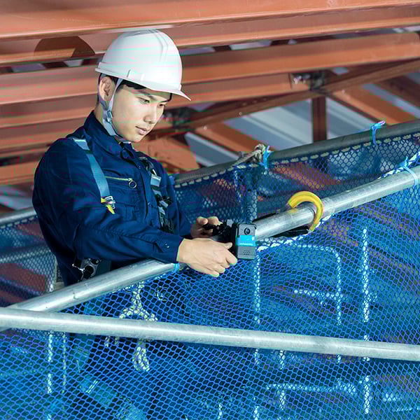 建設現場で通話する作業者