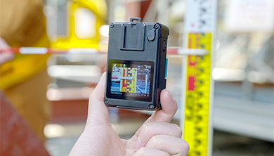 ウェアラブルカメラを手持ちで撮影