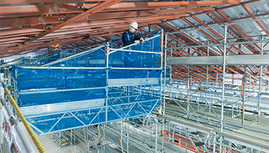 映像を確認して現場と通話する本部社員